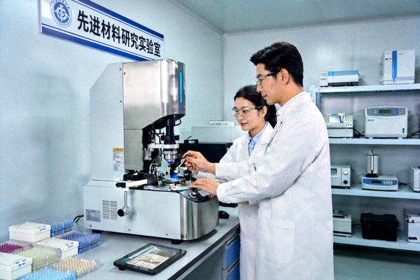 先进材料研究实验室，科学家正在操作高精度仪器